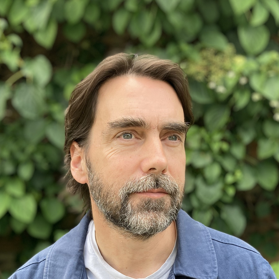 Portrait of Tim Lewens.