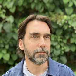 Portrait of Tim Lewens.